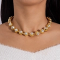 Gargantilla de oro con cuentas pulidas y piedras de cristal de corte cuadrado - Estilo de gargantilla de diamantes artificiales dorada (28459-gold)