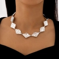 Collar geométrico de plata con placas de rombo texturizadas y un diseño moderno de capas - Estilo de rombo ondulado plateado (28318-silver)