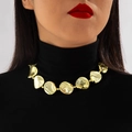 Collar dorado minimalista con discos de metal pulido sobre un suéter negro - Estilo de discos minimalistas dorados (28325-gold)