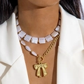 Collar de dos capas con lazo dorado, perlas y cierre OT en una modelo de moda - Estilo de lazo dorado y perla artificial (28346-gold)