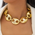 Collar de cadena de eslabones de nariz de cerdo dorada gruesa en un modelo femenino - Estilo de eslabones de nariz de cerdo grandes dorados (28696-gold)