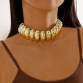 Gargantilla de cuentas doradas gruesas con acabado de espejo metálico para capas - Estilo de gargantilla exagerada dorada (28697-gold)