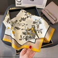 Zijden vierkante sjaal met vintage bloemenprint en opvallende gele rand - Beige (ZC-314)