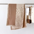 Elegante bufanda bicolor con diseño de camelia y borlas para la moda de invierno - Estilo Caqui Camelia Patchwork (GSJ-319-卡其色) / 66*186cm
