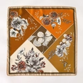 Eleganter Seidenschal mit Blumenmuster und geometrischem Patchwork in Orange-Braun - 65*65cm / Beige-Orange