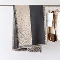 Detalle de bufanda de retazos gris y beige con bordes de flecos y motivos florales - Estilo Gris Camelia Patchwork (GSJ-319-灰色) / 66*186cm