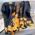 Elegante sciarpa nera effetto seta con stampa floreale gialla su un divano in pelle - 80*178cm / Nero (F-418)
