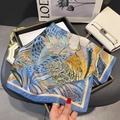 Foulard di seta blu con stampe floreali e leopardate esposto in un contesto di moda - 65*65cm / Blu (ZC-321)