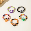 Dettaglio dei anelli di Halloween con perline e ciondoli a zucca, teschio e ragno - Set da 5 Pezzi con Perline Tema Halloween (30585-ring-colour)