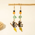 Details von Halloween-Ohrhängern mit schwarzer Katze auf Besen und bunten Perlen am Ast - Schwarze Katze Besen Totenkopf (30591-ear-colour-2)