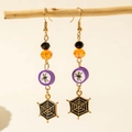 Details von Halloween-Ohrringen mit Spinnennetz und Perlen an einem hölzernen Zweig - Spinnennetz Lila Perle (30591-ear-colour-3)