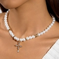 Primo piano della collana di perle con croce di strass marquise su maglione bianco - Collana di Perle a Strato Singolo con Croce di Strass (30601-nek-white-1)
