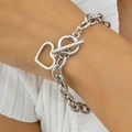Collana a doppio cuore in argento con fibbia OT di tendenza su una modella donna - Bracciale cuore argento con chiusura a olivella (30632-bra-S)