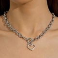 Collana doppia con cuore d'argento minimalista e chiusura a barra indossata sul collo - Collana cuore argento con chiusura a olivella (30632-nek-S)
