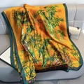 Élégant foulard en soie orange avec imprimé bambou drapé sur un canapé de luxe - 80*178cm / Jaune