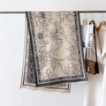 Dettaglio di sciarpa a fiori con bordo Fashion Flower e finiture con frange corte - 66*186cm / Grigio