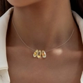 Vue macro de pendentifs gouttes de cristal sur un collier invisible minimaliste - Style Pendentif à Trois Gouttelettes (19026-white-14) / Arc-en-ciel AB