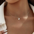 Détail d'un pendentif goutte sur un collier invisible porté sur le cou du mannequin - Style Strass Rond Unique (19026-white-13) / Transparent