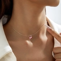 Gros plan d'un collier en fil de nylon invisible avec pendentif en cristal rose rond - Style Strass Rond Unique (19026-pink-13) / Rose