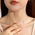 Gros plan d'un ras de cou invisible avec pendentif aurore boréale sur le cou du mannequin - Style Boule Iridescente (A27-wc)