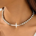 Detailopname van een zilveren kralenketting met kruishanger op de vrouwelijke sleutelbeen - Zilveren Metalen Kraal Kruis Enkele Ketting (30581-nek-S-2)