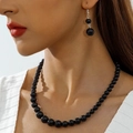 Schwarzes Perlenketten- und Ohrringset im Gothic-Stil an einem Model gezeigt - Schwarzes Rundperlen Schmuckset (30765-NE-black-set)
