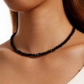 Nahaufnahme einer facettierten schwarzen Perlenhalskette am Hals des Models - Schwarze Facettierte Perlenkette (30156-nek-black)