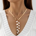 Détail d'un collier chaîne serpent dorée avec grappe de perles d'eau douce blanches - Collier Pendentif Perle Irrégulière Baroque Chaîne de Serpent Doré (30868-nek-G-EP)
