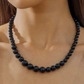 Schwarze Perlenkette im Gothic-Stil mit poliertem Finish, getragen am Halsmodell - Schwarze Rundperlen Halskette (30765-nek-black)