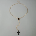 Collana lunga dorata con gemma a goccia nera e ciondolo a croce con finitura testurizzata - Catena a Y con croce in pietra a goccia nera (30650-nek-G-3)
