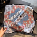 Elegante foulard di seta paisley blu e rosso in raso, abbinato a una borsa di lusso - 53x53cm / Paisley Multicolore con Bordo Nero (ZS-574)