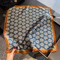 Foulard in seta premium con stampa paisley blu e bordo arancione per uno stile elegante - 53x53cm / Blu Navy (ZS-571)