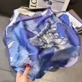 Blauwe en paarse zijden vierkante sjaal met bloemen gedrapeerd op een stoel met mode - 65*65cm / Blauw (ZC-307)