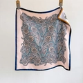 Foulard quadrato rosa con motivo paisley e bordo blu scuro appeso alla parete - 70x70cm / Blu
