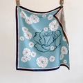 Eleganter quadratischer Seidenschal mit Kamelienblüten in Graublau und Orangetönen - 70*70cm / Blaue Kamelie
