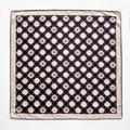 Zwart-witte zijden sjaal met polkadots en camelia-patronen voor professionele halsstyling - 62x62cm / Zwart