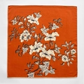 Elegante sciarpa in seta e lana con stampa floreale di magnolia arancione su bianco - 62x62cm / Arancione