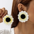 Gros plan de grandes boucles d'oreilles tournesol blanc avec des pétales multicouches - Blanc