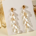 Detalle de pendientes largos con borlas de nácar blanco y acabados dorados - Estilo de Flor Nacarada en Capas (29578-2-white)