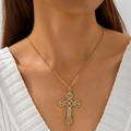 Detailansicht eines Vintage-Kreuzanhängers mit Kristallen an einer goldenen Kette - Große Vintage Hohle Muster-Kreuz-Einzelkette (30739-nek-G-4)