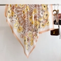 Détail d'une écharpe fleurie légère avec imprimés d'anémones oranges et de fines franges - 132*132cm / Blanc