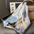 Dettaglio di un foulard in seta con stampa floreale blu e arancione su vassoio nero - 65x65cm / Bianco