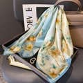 Dettaglio del foulard in seta con stampa paisley e fibbia a cuore dorata in azzurro - ZC-286-Bordo Blu Floreale (ZC-286) / 65*65cm