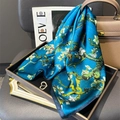 Foulard en soie avec imprimé de fleurs blanches sur un fond bleu roi vif et élégant - Moyen / Bleu