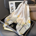 Foulard di seta a fiori crema e giallo con dettaglio borsa in pelle marrone - 65x65cm / Rosa nudo