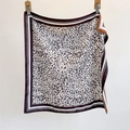 Detailansicht eines Seidenschals mit Leopardenmuster und Streifenrand am weißen Hintergrund - 70*70cm / Leopard Lila Rand (SW-14)