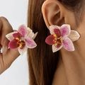 Detail van levendige paarse en gele orchidee oorbellen met bloemblad texturen - Purple and Yellow Gradient (Earrings)