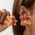 3D orchidee bloem oorbellen met oranje en rode gradiënt gepresenteerd op een model - Oranje-geel Verloop (Oorbellen)