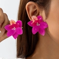 Detail van een grote magenta orchidee oorbel met natuurlijke gespikkelde textuur op model - Rose Red (Earrings)
