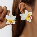 Gedetailleerde close-up van 3D orchidee oorbellen met witte bloemblaadjes en geel hart - White and Yellow Gradient (Earrings)